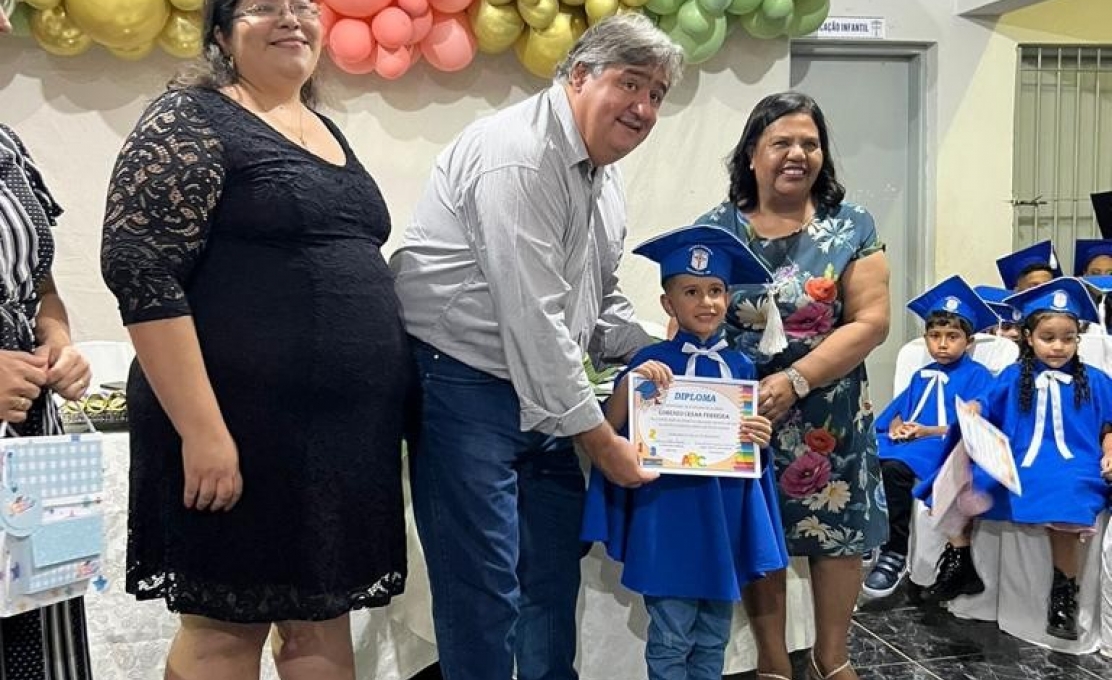 Alunos da E. M.  Naná Kubitschek Soares recebem certificados da Educação Infantil e 5º ano 