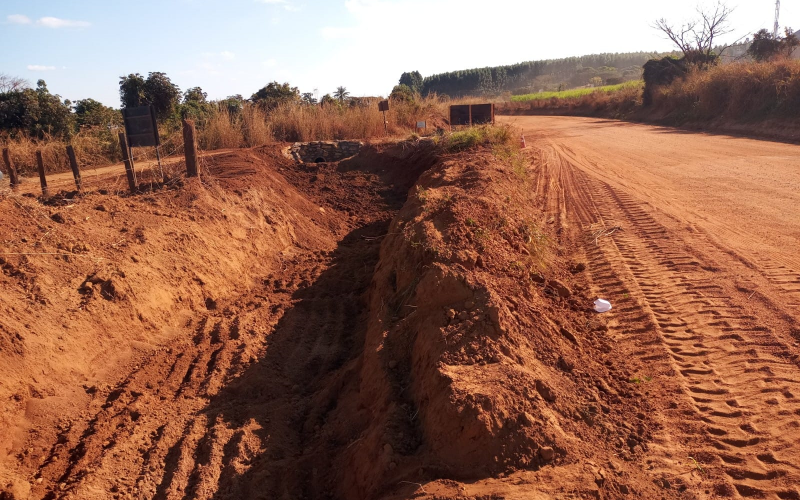 Departamento de Agricultura repara estradas rurais na região da Gameleira