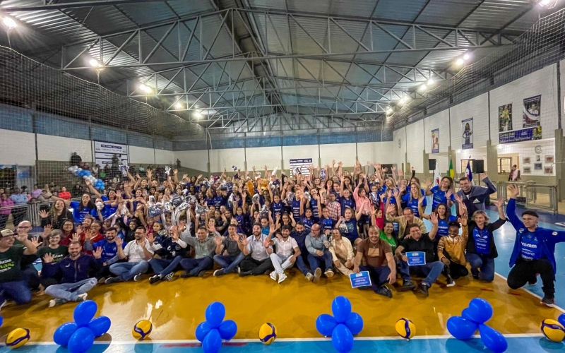 Projeto Meninas de Ouro entrega uniformes e reafirma compromisso com esporte e cidadania