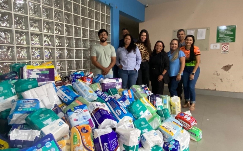 Secretaria de Esportes e Rejeitados do Pedal entregam fraldas ao Lar São Vicente de Paula