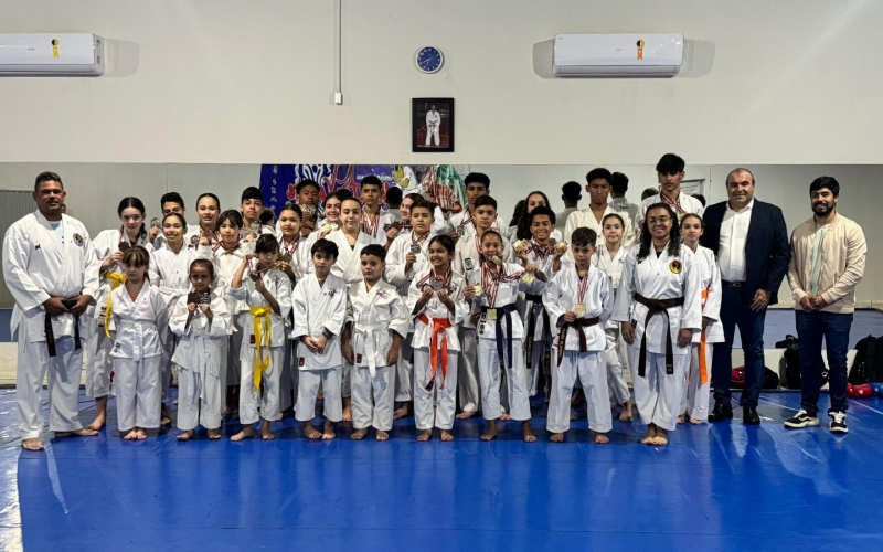 Prefeito visita karatecas medalhistas e reforça compromisso com o esporte