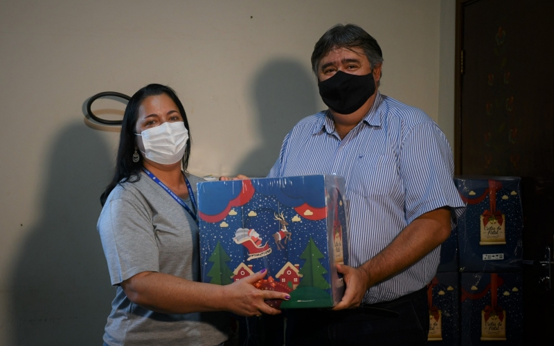 Prefeito Baguá distribui cestas de Natal para os servidores da Prefeitura Municipal