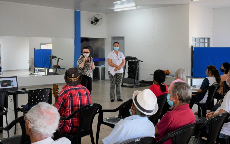 Profissionais da Saúde trabalham a campanha “Julho Amarelo” com idosos da Academia Viva