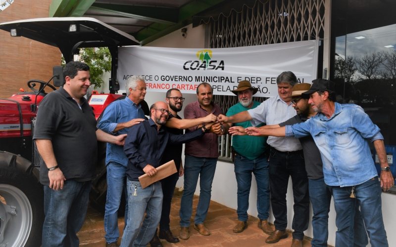 Prefeitura doa trator agrícola para a COASA, através de emenda do Deputado Franco Cartafina