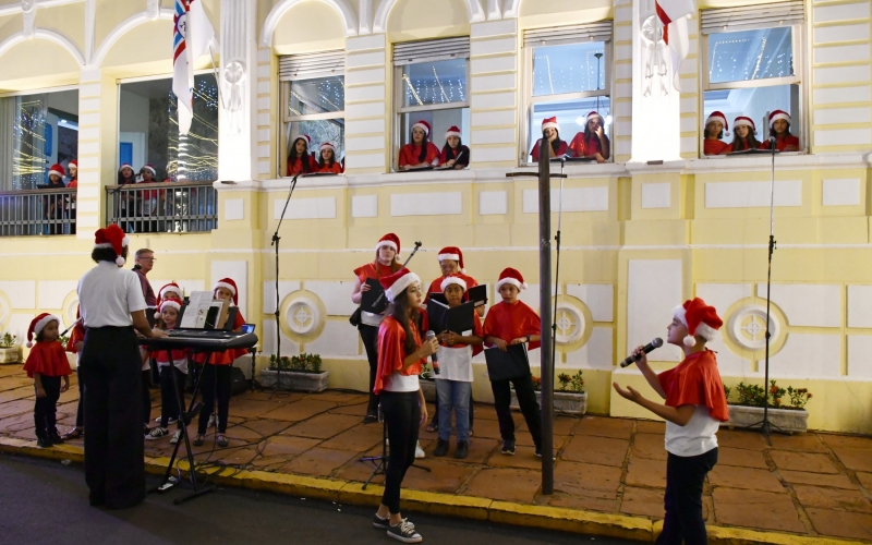 Natal Musical: Coral Encantar emociona público sacramentano com canções natalinas
