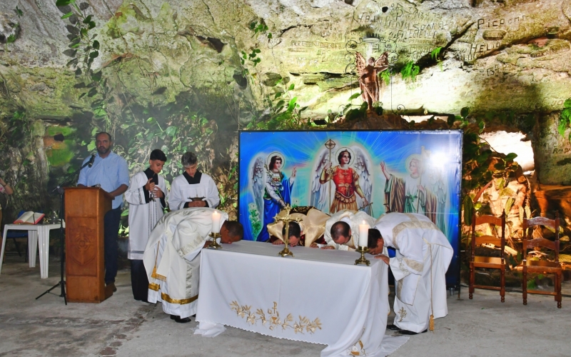 Missa dos Arcanjos é realizada na Gruta dos Palhares