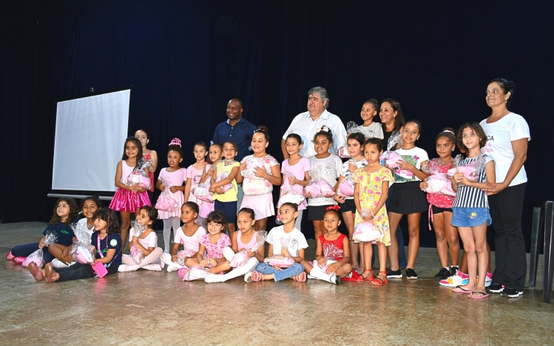 Prefeitura entrega kits de ballet para beneficiadas do projeto Dança, Arte e Cultura