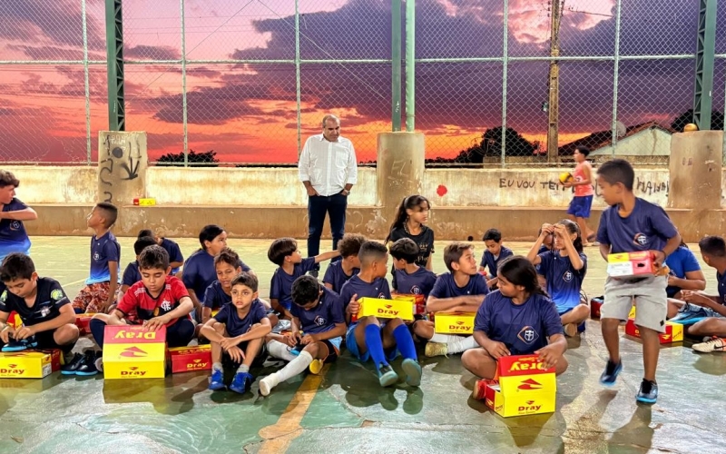 Prefeitura de Sacramento entrega kits esportivos para alunos das escolinhas 