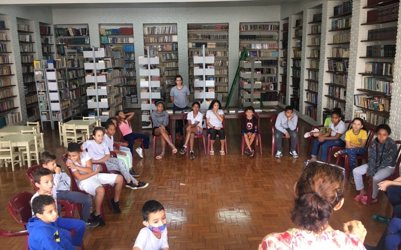 Alunos da E. M. Dr. Afonso Pena Júnior visitam Biblioteca Pública Municipal