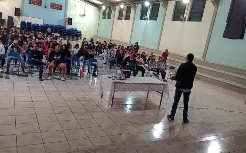 Saúde promove palestras com Dr. Ricardo Kores para os alunos do município