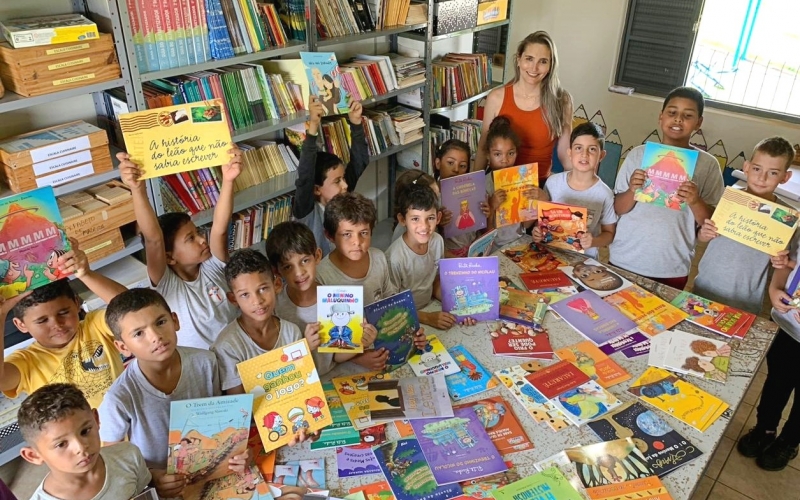 Secretaria Municipal de Educação adquire mais de 3 mil novos livros literários