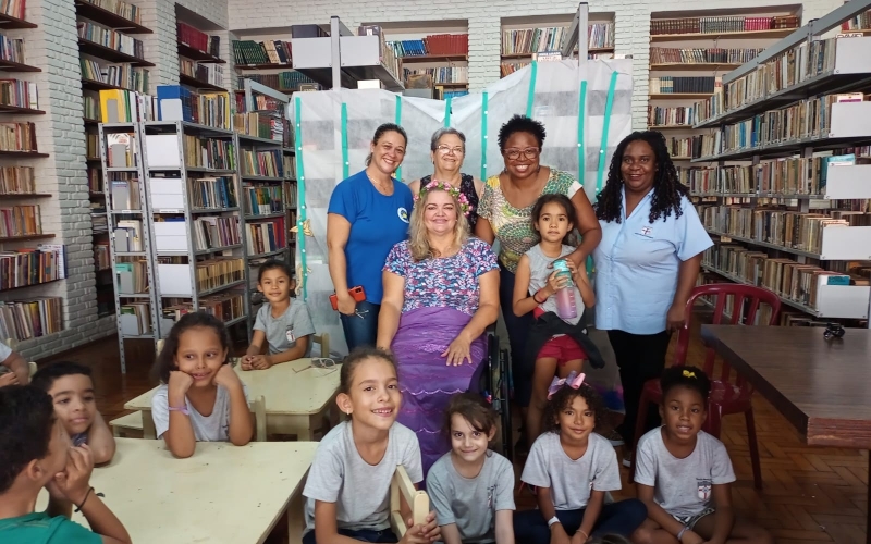 Projeto “Entre livros e magias” leva crianças à Biblioteca Municipal