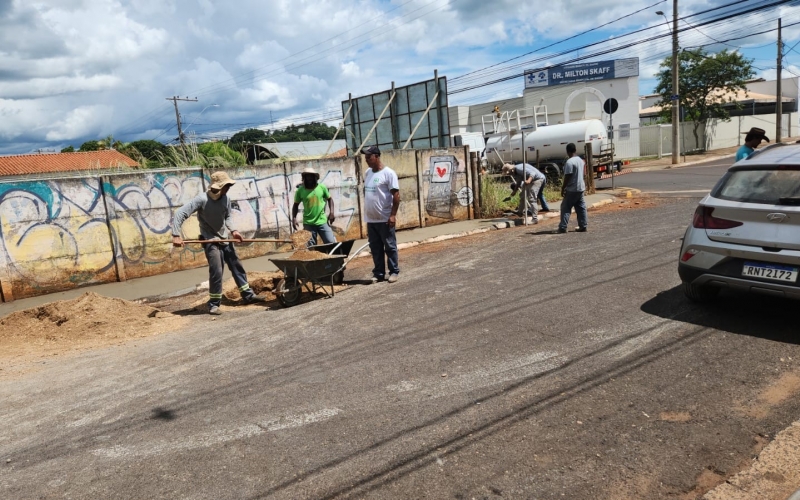 Equipe de Obras constrói calçada com acessibilidade no bairro Perpétuo Socorro