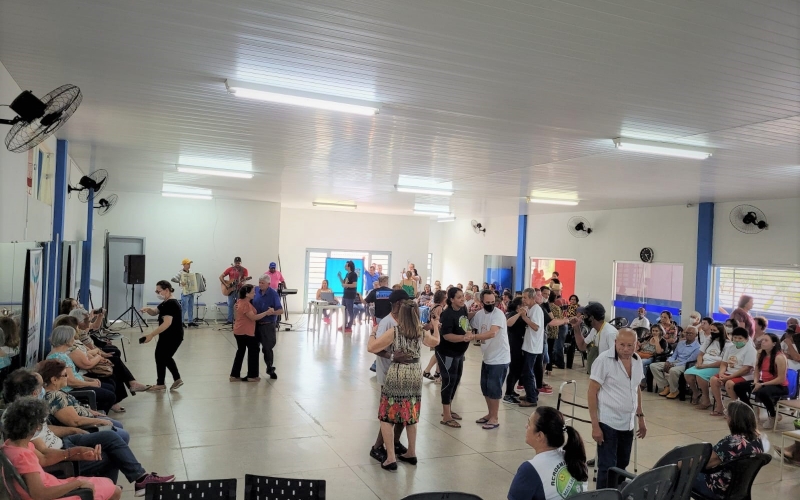 Academia Viva realiza tarde dançante com idosos do grupo Feliz Idade