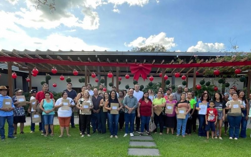 Prefeitura de Sacramento entrega documentos definitivos da REURB a famílias de dois núcleos urbanos