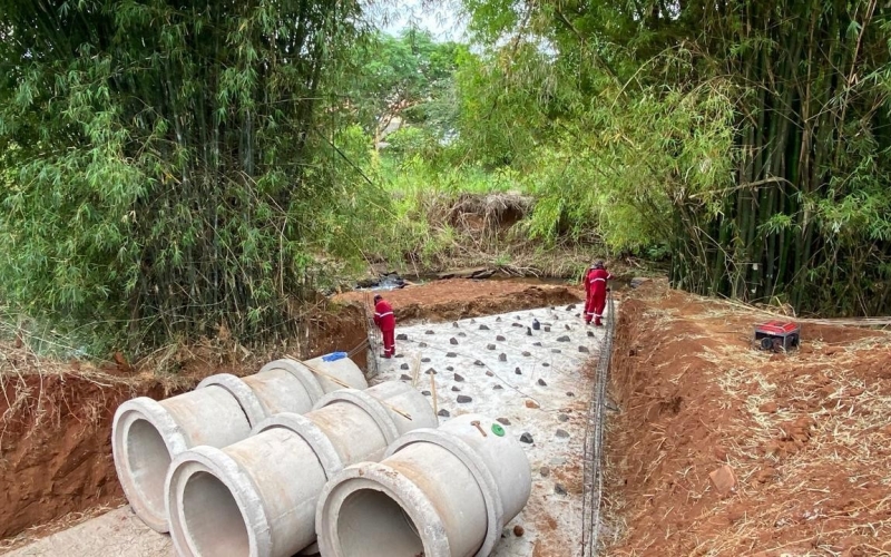 Avenida Ana Cândido recebe obra de abertura e duplicação do Córrego do Jacá